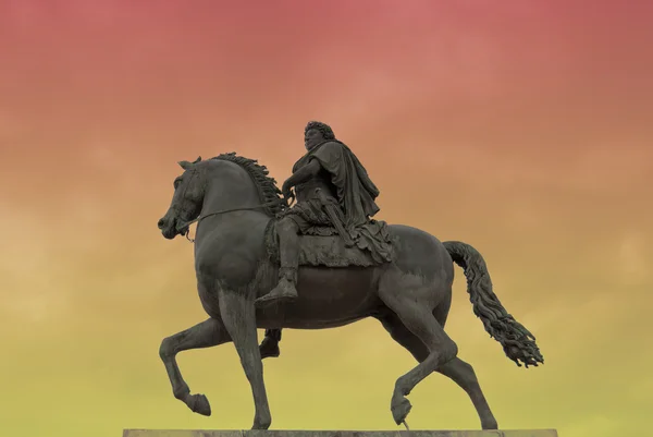 在该中心的地方 bellecour(lyon,france) 骑马雕像 — 图库照片