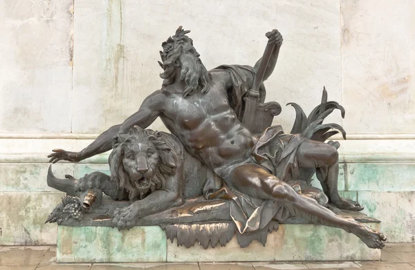 Homens com escultura de leão da Place Bellecour, Lyon, França — Fotografia de Stock