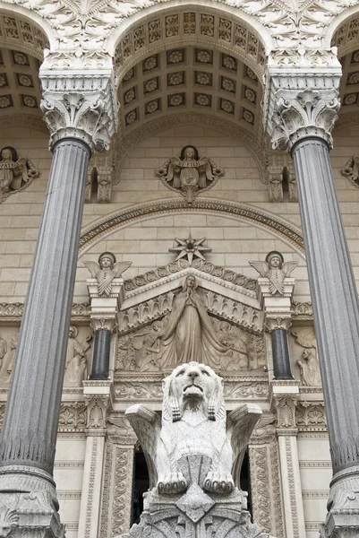 Detalj av fasad lyon katedralen — Stockfoto