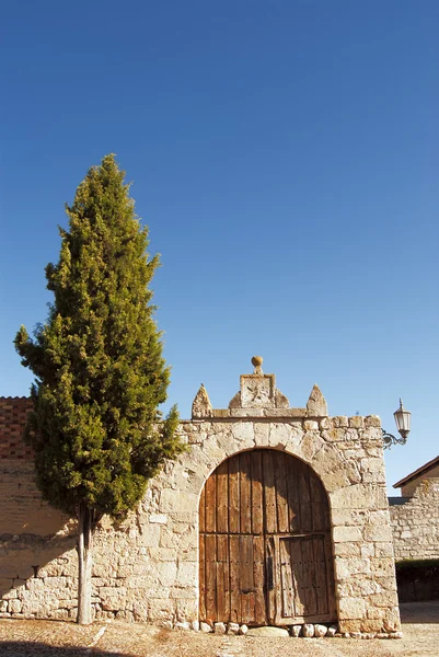 Сельская дверь в деревне Вамба в испанском Вальядолиде — стоковое фото