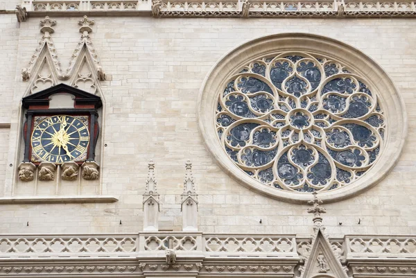 Klok van de gevel naar Saint Jean kathedraal Lyon, Frankrijk — Stockfoto
