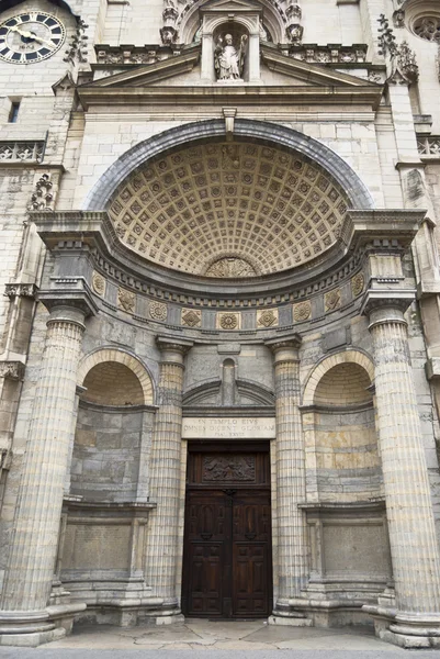 A homlokzat a templom Saint-Nizier, Lyon, Franciaország — Stock Fotó