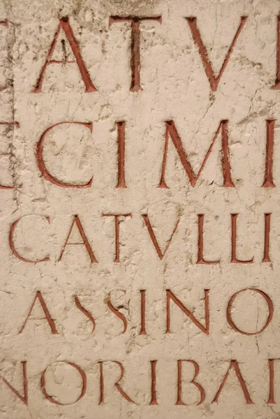 Antiguo alfabeto latino tallado en mármol. Ruinas en Lyon, Francia —  Fotos de Stock