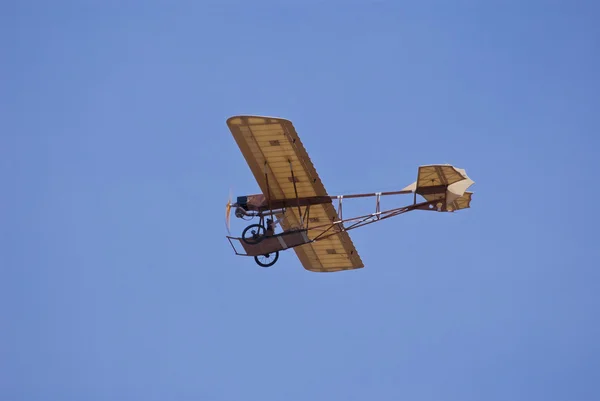 Rc Oldtimer-Flugzeug im Höhenflug — Stockfoto