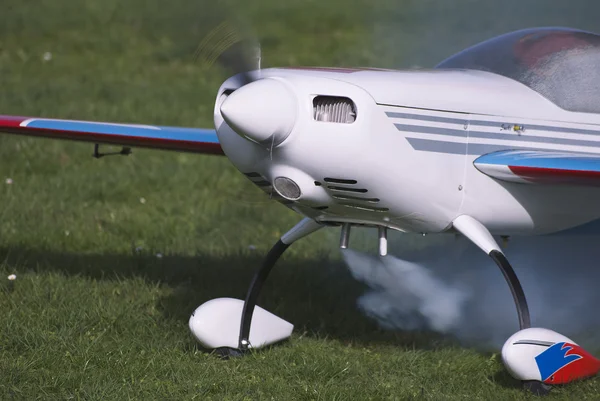 Тестирование дыма, самолет RC — стоковое фото