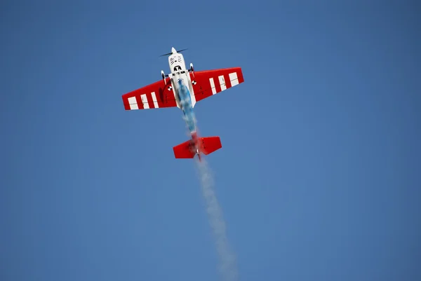 Dikey uçuş duman ile RC uçak Stok Fotoğraf