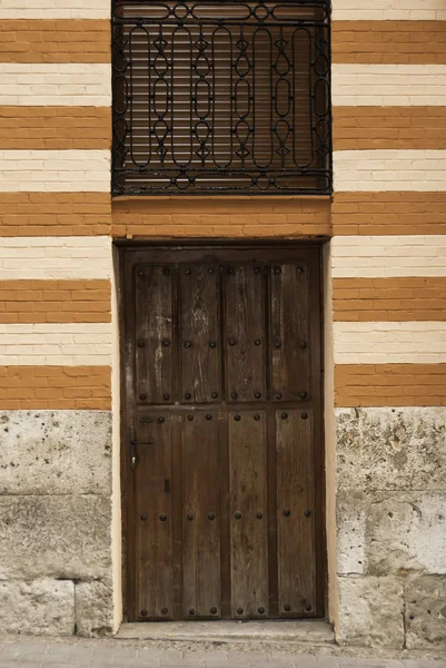 Wood door to antique house — Stock Photo, Image