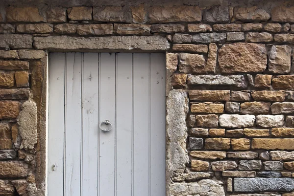 Porta branca com pedra — Fotografia de Stock