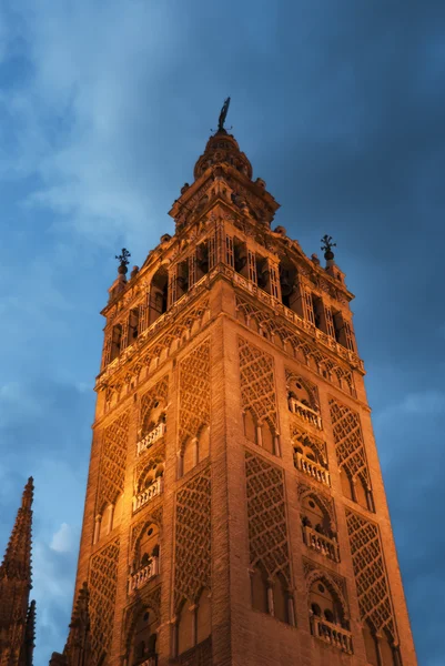 La Giralda con l'ora blu, Siviglia, Spagna — Foto Stock
