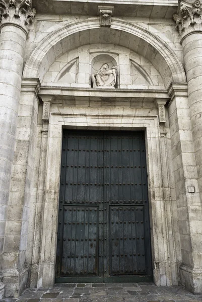 Dřevěné dveře las angustias. starý kostel v valladolid, Španělsko — Stock fotografie
