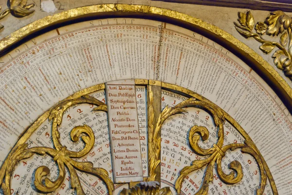 Kalenderuhr zur Kathedrale St. Jean in Lyon, Frankreich — Stockfoto