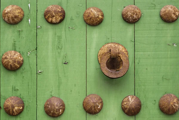 오래 된 녹색 나무 문에 산화 금속 핸들 로열티 프리 스톡 사진