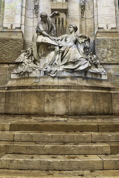 雕塑的一步，里昂，法国的女人的男人 — 图库照片
