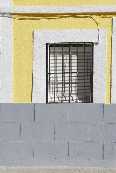 Venster in de muur van landelijke huis, Spanje — Stockfoto