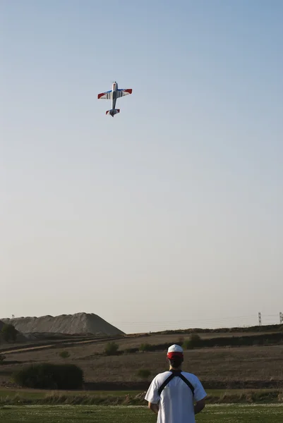 Hommes avec avion modèle rc en vol — Photo
