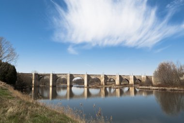 nehir, İspanya ile Ortaçağ taş köprü