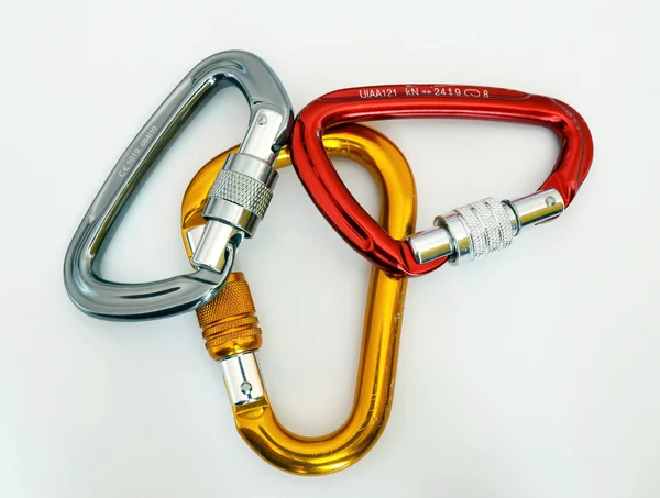 Klätterutrustning - tre multicolor carabiners — Stockfoto