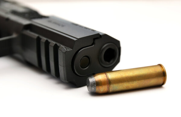 Пистолет и патроны
