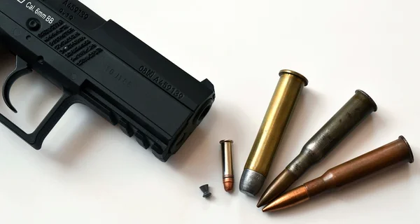 Pistola y municiones —  Fotos de Stock