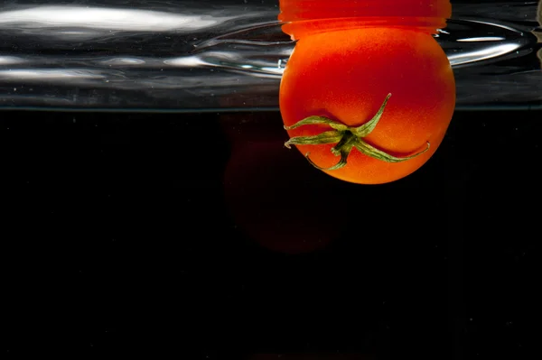 西红柿在水里 — 图库照片