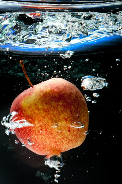 Manzana en agua —  Fotos de Stock