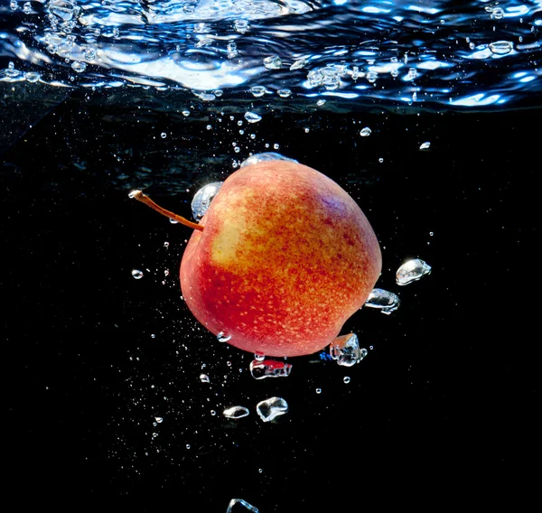 Manzana en agua —  Fotos de Stock
