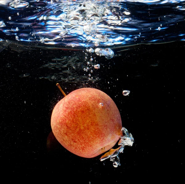 泡沫与水中的苹果 — 图库照片