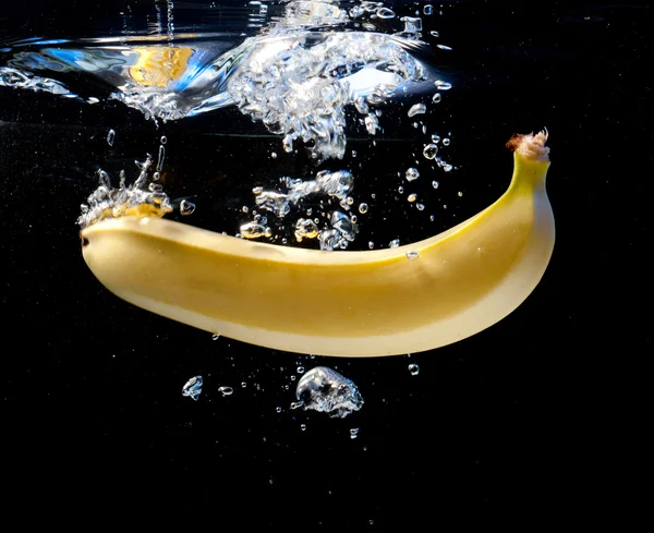 Banan w wodzie — Zdjęcie stockowe