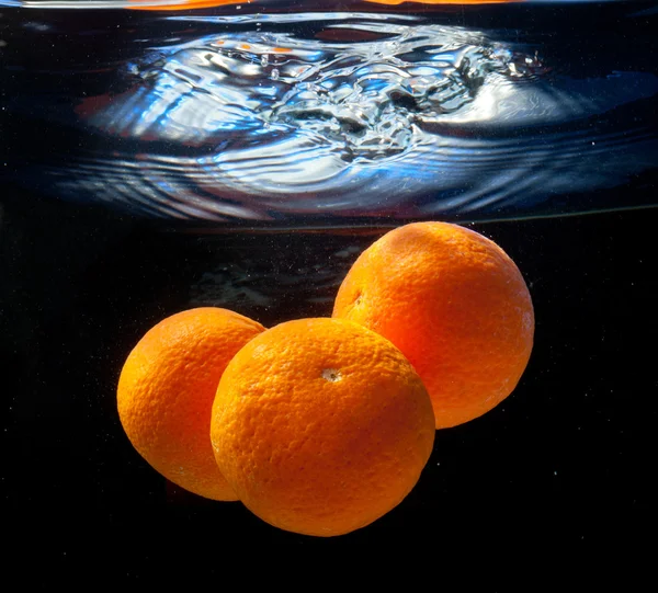 Tre apelsiner i vatten — Stockfoto