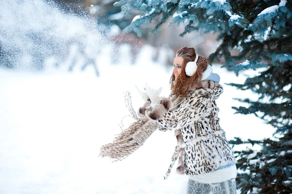 Девушка в снежном лесу — стоковое фото