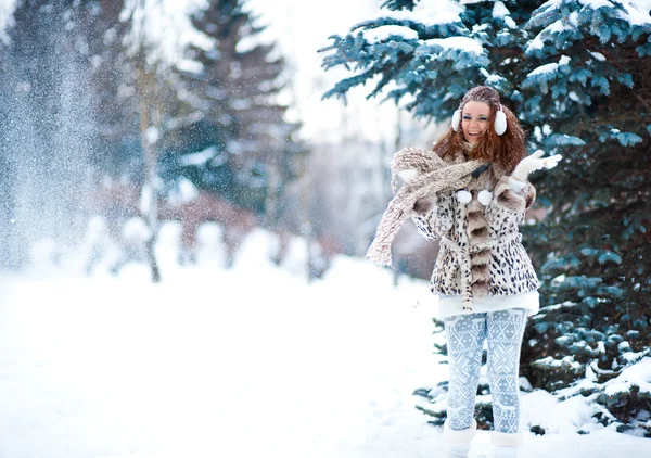 Flicka i snöiga skogen — Stockfoto