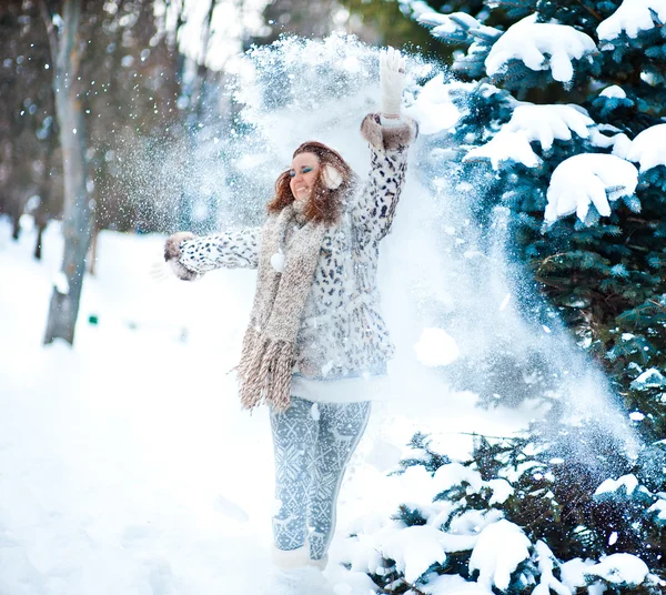 Menina na floresta nevada — Fotografia de Stock