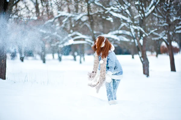 Menina na floresta nevada — Fotografia de Stock