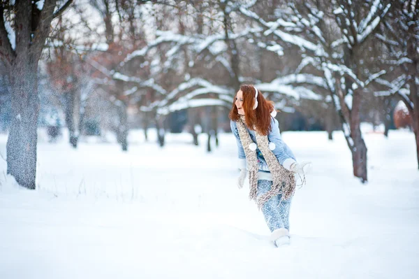 Mädchen im verschneiten Wald — Stockfoto