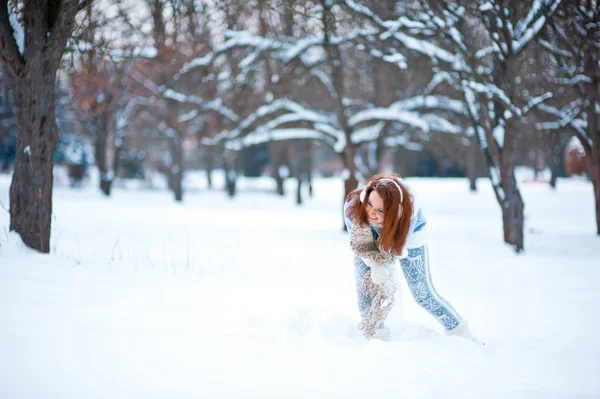 Chica en el bosque nevado — Foto de Stock
