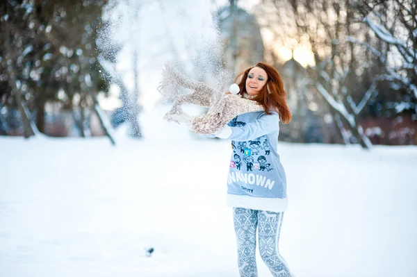 Dziewczyny w lesie śnieg — Zdjęcie stockowe