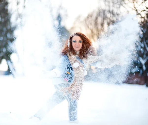 Snowy orman kız — Stok fotoğraf