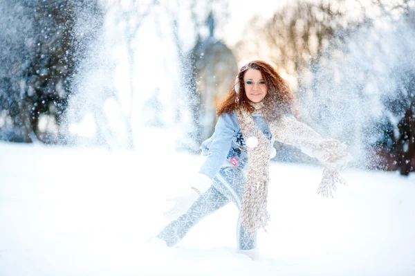 在白雪皑皑的森林里的女孩 — 图库照片