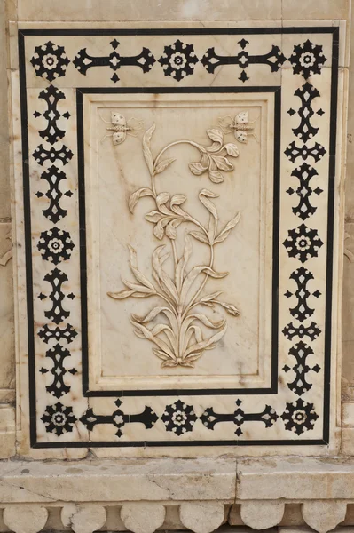 Blumen aus Marmor geschnitzt — Stockfoto