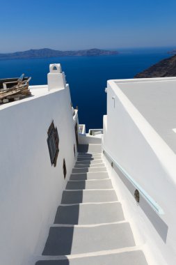 Beyaz bir adım fira, santorini, Yunanistan