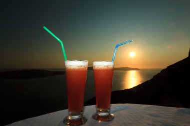 Güzel içki önünde fira günbatımı, santorini, Yunanistan