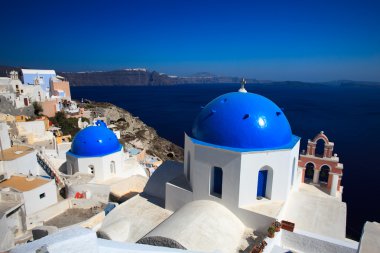 iki güzel yuvarlak sharped ve mavi başlı tapınak oia, santorini, Yunanistan