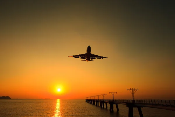 Un jet d'air atterrit avec le coucher du soleil — Photo