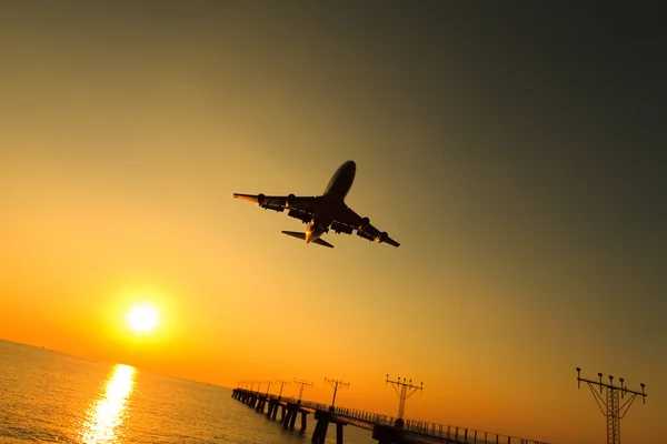 Un jet d'air atterrit avec le coucher du soleil — Photo