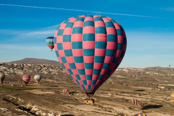 Πτήση με αερόστατο πάνω από την κοιλάδα στην Καππαδοκία, Τουρκία — Φωτογραφία Αρχείου