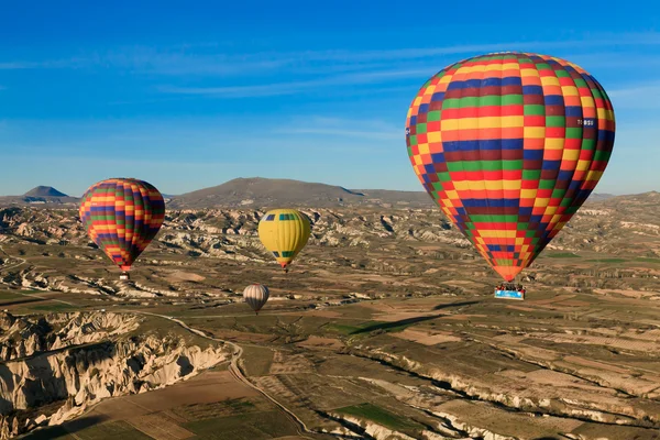 Hot air ballooning over the valley at Cappadocia, Turkey — Stock Photo, Image