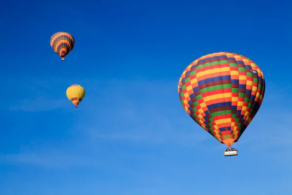 Hot air ballooning over the valley at Cappadocia, Turkey — Stock Photo, Image
