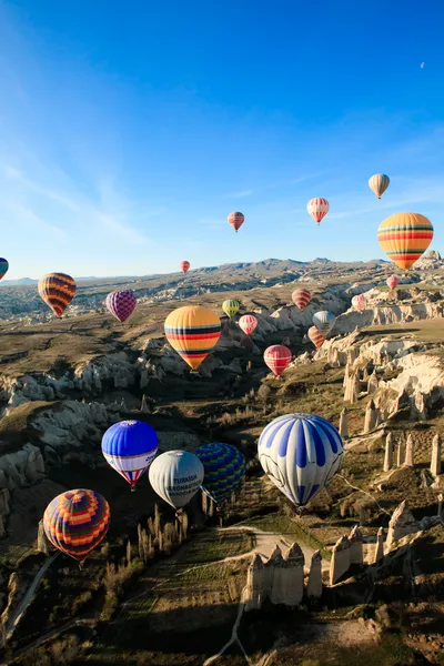 Balonem nad údolím v Kappadokii, Turecko — Stock fotografie