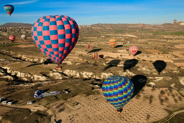 Heißluftballonfahrt über das Tal bei Kappadokien, Türkei — Stockfoto