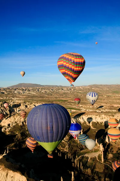 Sıcak hava balon üzerinde Vadisi Kapadokya, Türkiye'de — Stok fotoğraf